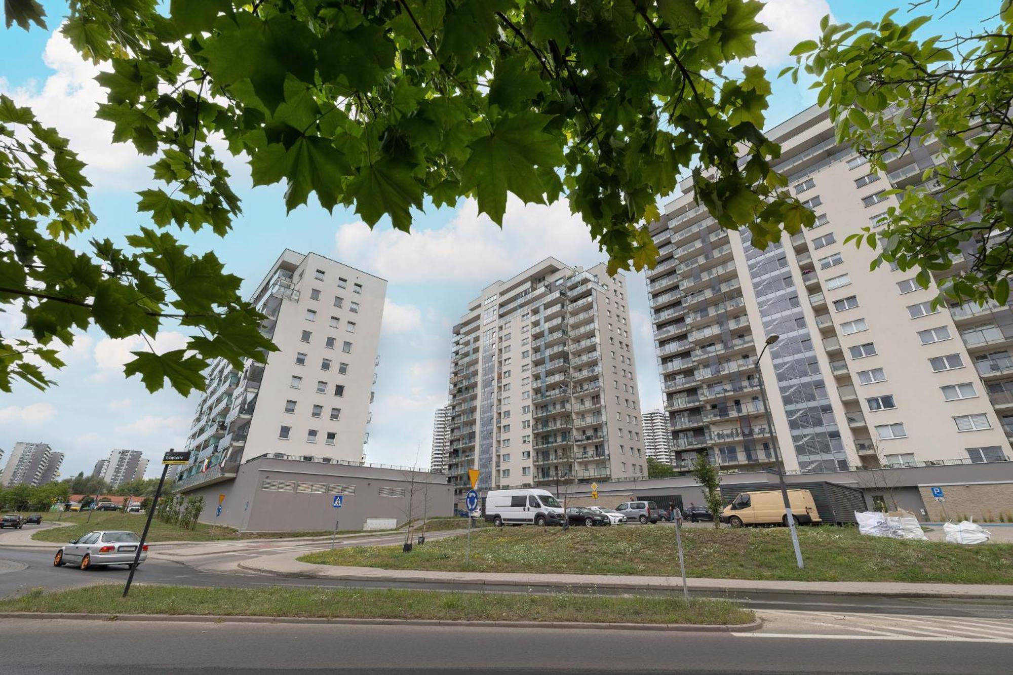 Tysiaclecia Studio Apartament Z Balkonem I Darmowym Parkingiem By Noclegi Renters Katowice Bagian luar foto